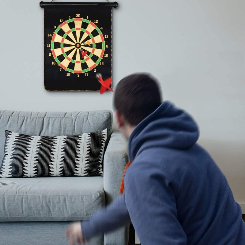Laad afbeelding in Galerijviewer, Man die binnenshuis dart speelt met een Dubbelzijdig magnetisch dartbord aan de muur.
