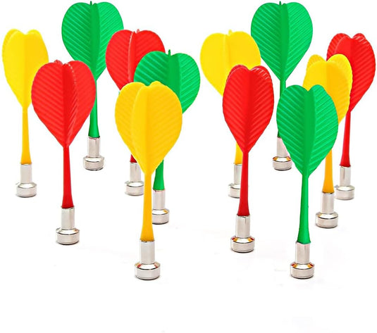 Kleurrijke plastic darts op een rij met rode, gele en groene vluchten, ontworpen voor een Dubbelzijdig magnetisch dartbord en veilig voor kinderen.