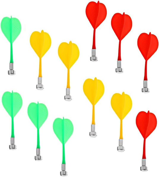 Een verzameling kleurrijke dartvluchten in rood, geel en groen, gerangschikt in rijen op een witte achtergrond, ontworpen voor gebruik met het Dubbelzijdige magnetische dartbord dat veilig is voor kinderen.