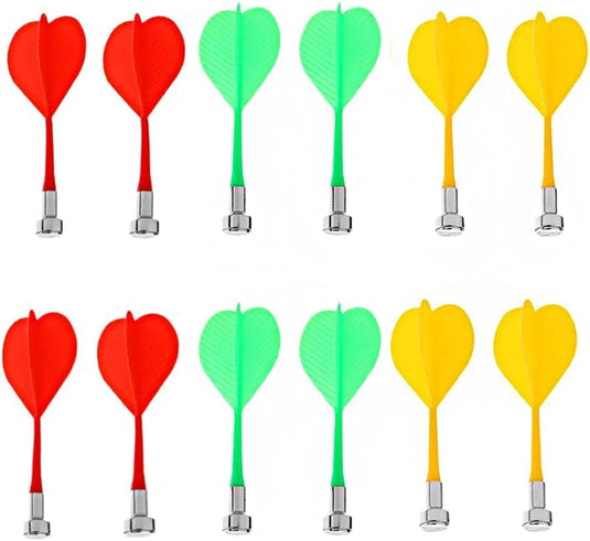 Twaalf kleurrijke dartvluchten, gerangschikt in een raster op een dubbelzijdig magnetisch dartbord, met rode, groene en gele paren uitgelijnd in verticale kolommen.
