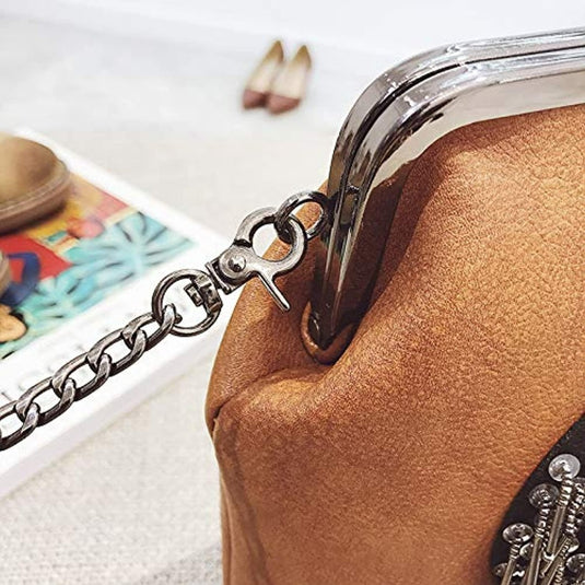Ontdek de stijlvolle heuptasje voor dames - Een modieus en praktische must-have! met een zilveren kettingriem en metalen details.