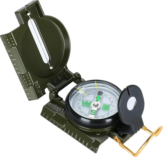 Een marskompas in militaire stijl, het onmisbare hulpmiddel voor avontuurlijke wandelaars, met een groene metalen behuizing en een lichtgevende wijzerplaat, open en geplaatst op een witte achtergrond.