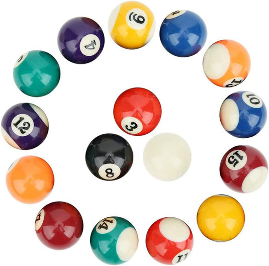 Een verzameling kleurrijke Ontdek duurzame mini hars biljartballen, gerangschikt in een cirkel op een witte achtergrond, met de zwarte bal nummer 8 in het midden.