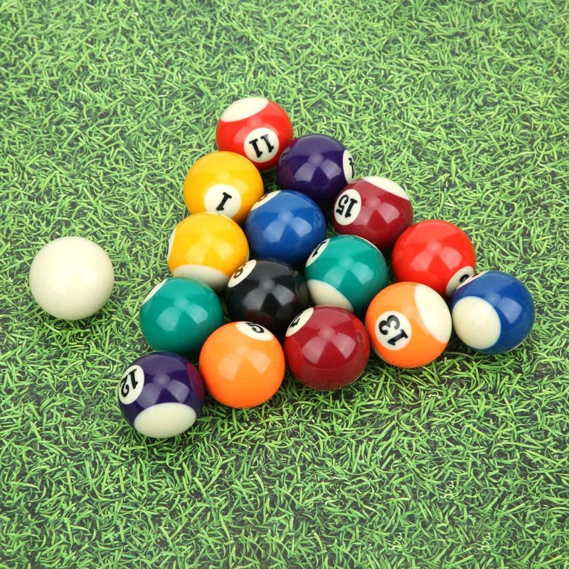 Laad afbeelding in Galerijviewer, Een set kleurrijke Ontdek duurzame mini-hars biljartballen, gerangschikt in een driehoek op een groen gestructureerd oppervlak, met de witte speelbal afzonderlijk geplaatst.
