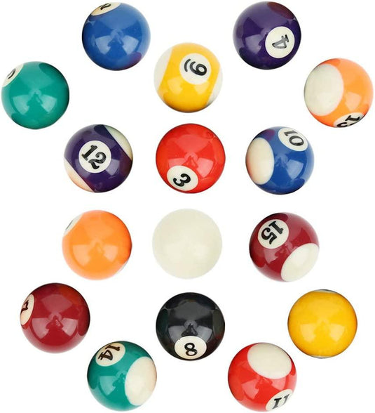 Een verzameling kleurrijke Ontdek duurzame mini hars biljartballen met verschillende nummers, willekeurig gerangschikt op een witte achtergrond.