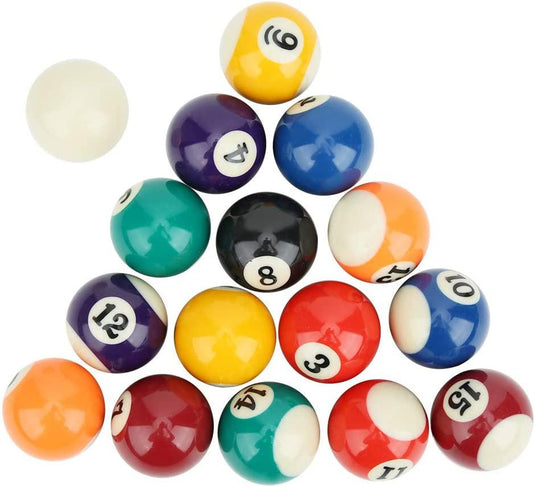 Een verzameling kleurrijke Ontdek duurzame mini hars biljartballen willekeurig gerangschikt op een witte achtergrond, inclusief de witte speelbal en de zwarte 8-ball.