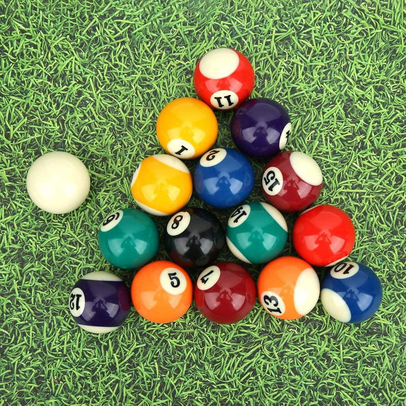 Laad afbeelding in Galerijviewer, Ontdek duurzame Mini biljartballen gerangschikt in een driehoekige formatie op een grasbodem, met cijfers en variërende kleuren voor langdurig spelplezier!
