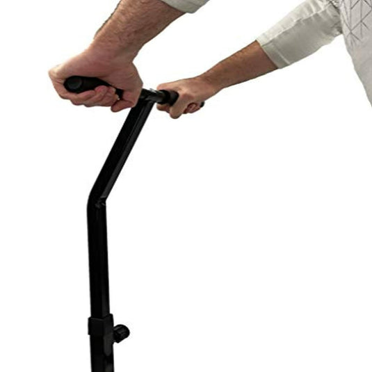 Een persoon die het handvat van een zwarte wandelstok vasthoudt, naast een mini-fitnesstrampoline voor cardio en hoofdpijn.