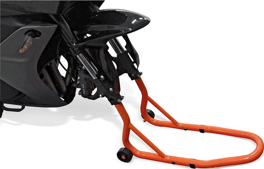 Een montagestandaard voor een motorfiets met een oranje frame en zwarte onderdelen ondersteunt een motorfiets op een witte achtergrond. Het is de Montagestandaard voor een motorfiets, perfect om motoronderhoud gemakkelijk te maken.