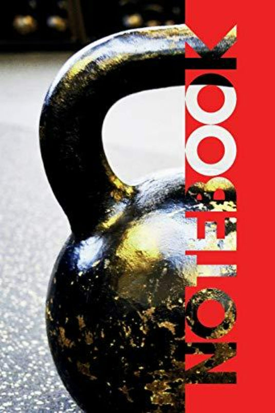 Een close-up van een zwarte kettlebell op een gespikkelde vloer, samen met een rood notitieboekje met de titel 'Notitieboek: Kettlebell Workouts Notes Excellent Composition Book for Weight Gainer Athlete' (Notitieboek: Kettlebell Workouts Notes Uitstekend compositieboek voor atleten die willen aankomen), suggereert een persoonlijke reis in het bijhouden van een dagboek, aangezien het notitieboekje rechts in beeld is.