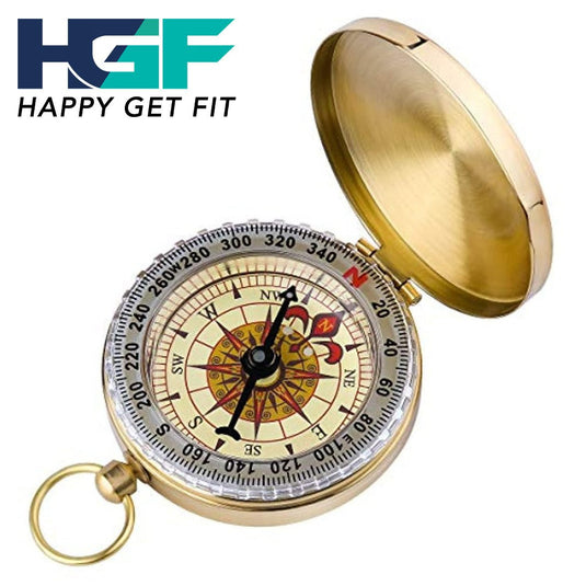 Een koperen Happygetfit zakkompas met open deksel, met gedetailleerde markeringen en een naald die naar het noorden wijst. In de hoek is het logo "hgf happy get fit" zichtbaar.
