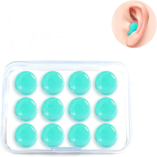 Een doorzichtig plastic hoesje met 12 turquoise siliconen oordopjes ontworpen voor optimale ruisonderdrukking. Een kleine afbeelding toont een exemplaar dat in een oor wordt geplaatst voor een rustgevende slaapervaring. Product: Geniet van een goede nachtrust met onze slaapoordoppen voor het slapen.