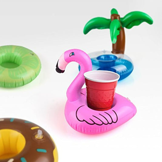 De Opblaasbare bekerhouders houden drankjes stijlvol drijvende en bevatten een roze flamingo met een rode beker, groene ring, donut en palmboom design op een witte achtergrond. Perfect voor feestjes!.