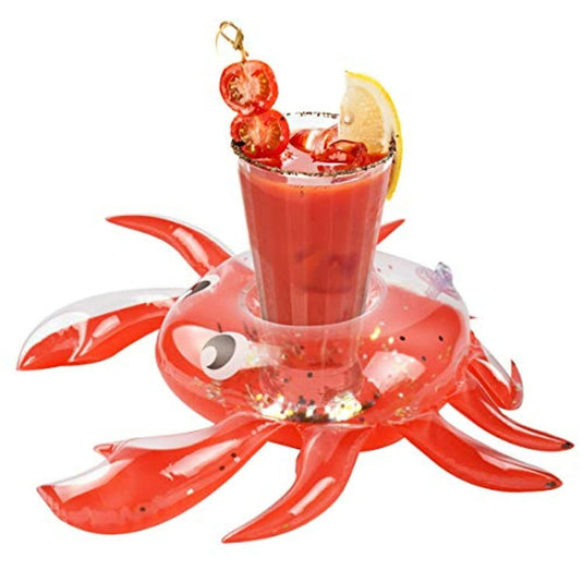 Een nieuwigheid Opblaasbare bekerhouder in de vorm van een krab, drijvend met een glas Bloody Mary gegarneerd met een schijfje citroen en kersentomaat.
