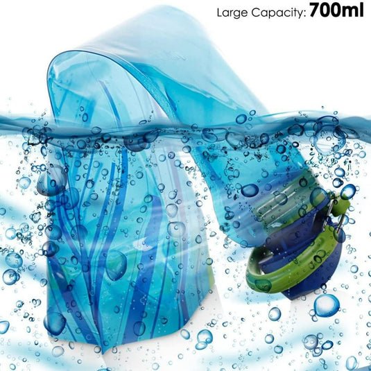 Ontdek de ultieme reisgenoot: Onze set van 3 opvouwbare waterflessen, omgeven door waterbubbels.