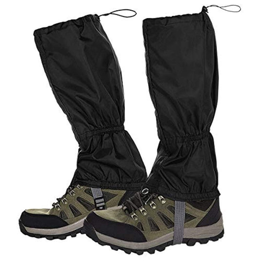 Een paar zwarte Bescherm je benen tijdens je outdooravonturen, gemaakt van duurzaam 600D Oxford-doek, gedragen over wandelschoenen voor buitenactiviteiten.
