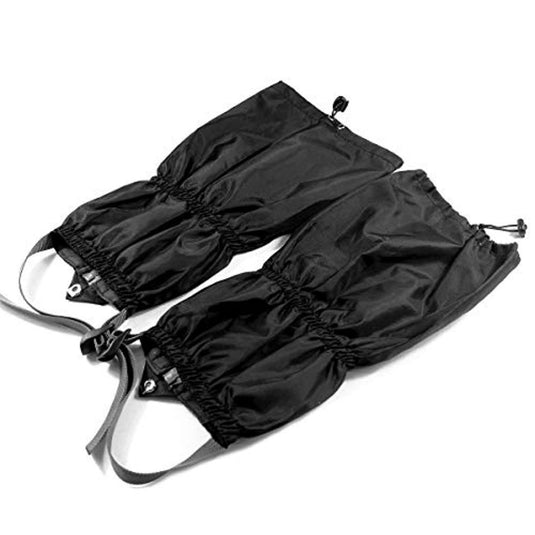 Een paar zwarte waterdichte Bescherm je benen tijdens je outdooravonturen gemaakt van 600D Oxford-stof, met trekkoordsluitingen en bandjes onder de voeten op een witte achtergrond.