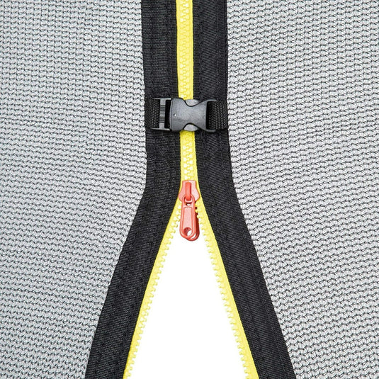 Close-up van een grijze stof met een zwart-gele rits die deels open is geritst, waardoor een geel interieur zichtbaar wordt en een Trampoline met veiligheidsnet en ladder, complete tuintrampoline bovenaan.