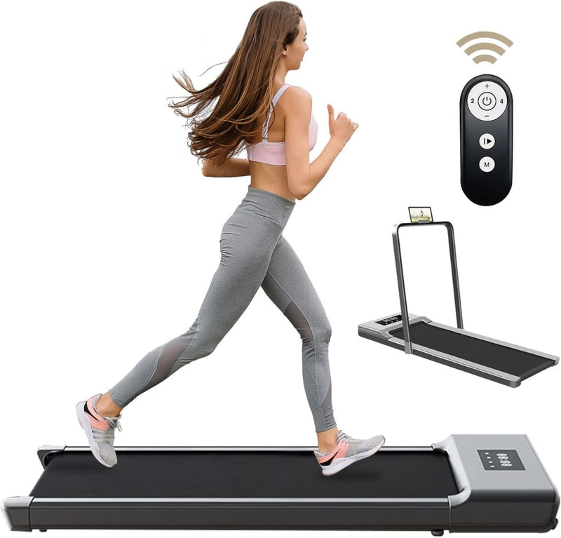 Laad afbeelding in Galerijviewer, Een vrouw in activewear jogt op een Overzichtelijke en betaalbare opvouwbare loopband voor thuis, uitgerust met een afstandsbediening en mobiele telefoonhouder.
