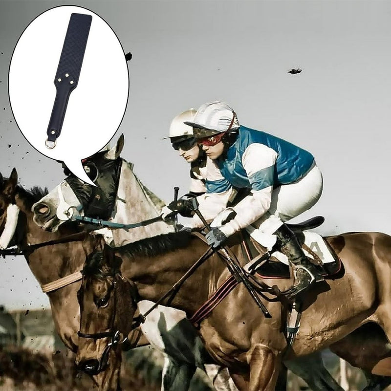 Laad afbeelding in Galerijviewer, Jockeys rijden op paarden met een niet-verwant beeld van Ervaar gelijke controle met onze premium rijzweep in de hoek.
