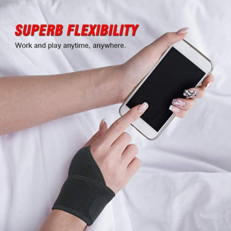 Laad afbeelding in Galerijviewer, Iemand die een Verstelbare polssteun voor sportbescherming draagt, gebruikt een smartphone terwijl hij op bed ligt, wat de flexibiliteit van het product benadrukt.
