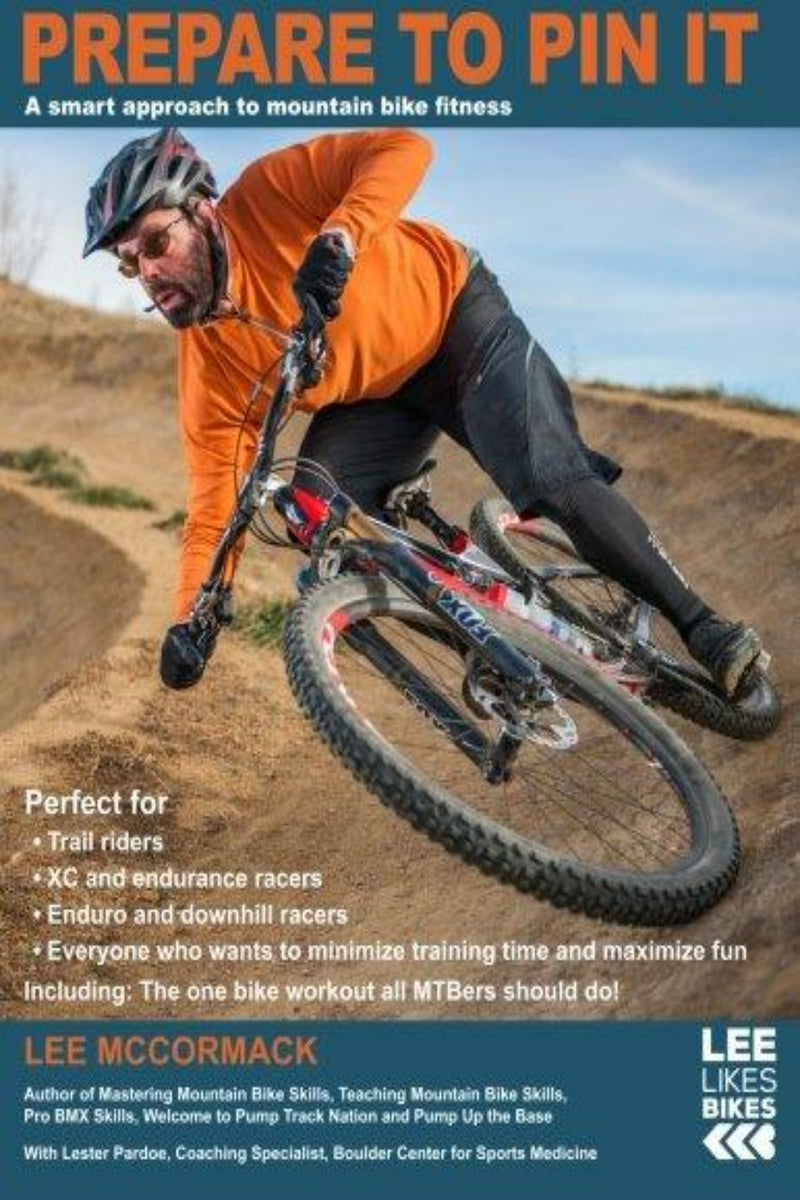 Laad afbeelding in Galerijviewer, Een mountainbiker manoeuvreert agressief een scherpe bocht op een onverharde weg, gefocust en leunend in de bocht, met een helm en fietskleding op. Tekstoverlay promoot &#39;Prepare to Pin It: A smart approach to mountainbike fitness&#39;, coaching van fietsvaardigheden met Lee McCormack.
