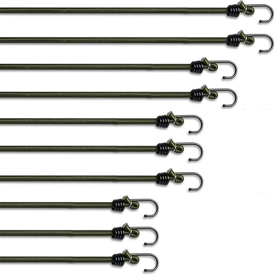 Negen duurzame groene bungee-koorden met zwarte haken zijn horizontaal uitgelijnd op een witte achtergrond, perfect voor elk avontuur.