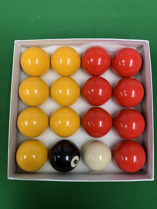 Een Snookerballenset, geordend op kleur in een doos, met geel, rood, de speelbal en de zwarte 8-ball zichtbaar