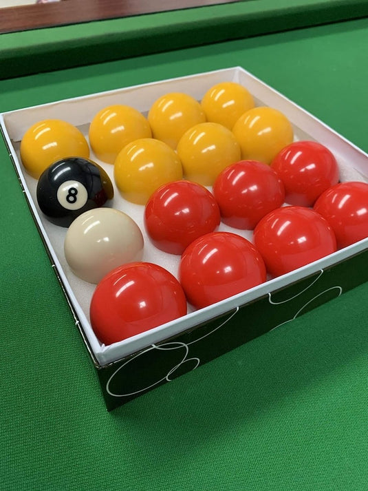 Een set met de perfecte keuze voor elke speler, gerangschikt in een driehoekig rek op een groene pooltafel, met een gestreepte bal met nummer 8, zeven effen gele ballen, zeven effen rode ballen en een