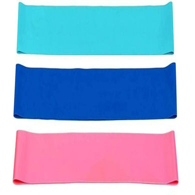 Drie kleurrijke fitness weerstandsbanden horizontaal gerangschikt: lichtblauw aan de bovenkant, donkerblauw in het midden en roze aan de onderkant, op een witte achtergrond.