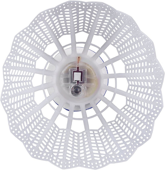 Bovenaanzicht van een witte, ronde LED-verlichte badmintonshuttleset met een zichtbare kurken basis en synthetische rok.