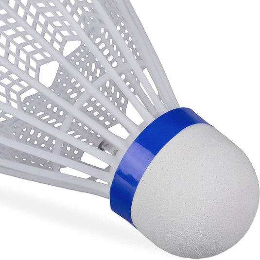 Close-up van een witte LED-verlichte badmintonshuttleset met een blauwe punt, geïsoleerd op een witte achtergrond.