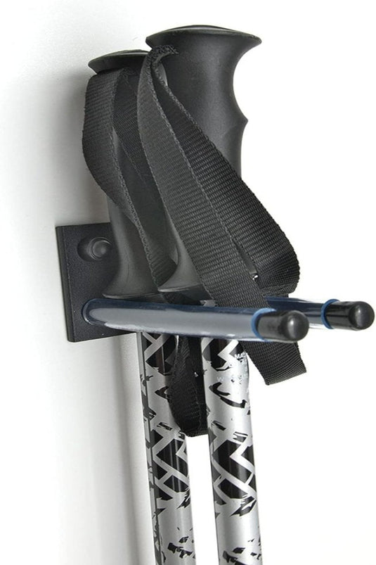 Krukken hangen aan een Ski-opslag op de muur met een zwarte riem en handvat zichtbaar, robuuste van duurzame gepoedercoat