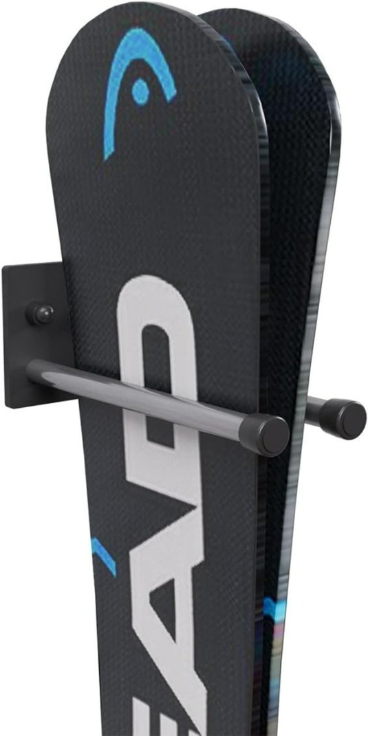 Zwarte snowboard gemonteerd op Ski-opslag op de muur met rubberen coating.