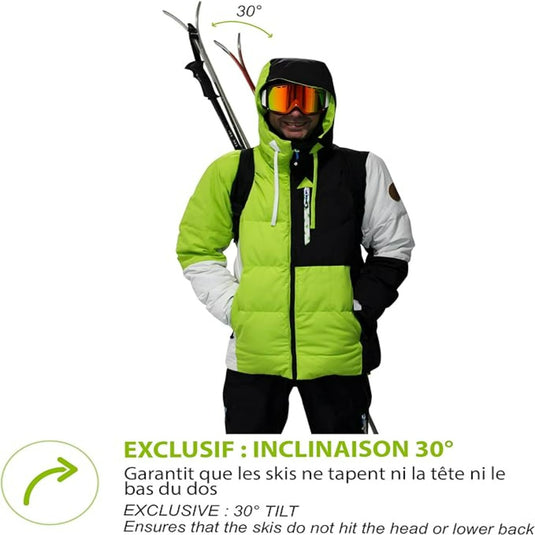 Man in ski-uitrusting met skirug en ski's op zijn schouder die een kantelhoek van 30 graden laat zien om te voorkomen dat ski's het hoofd of de onderrug raken.