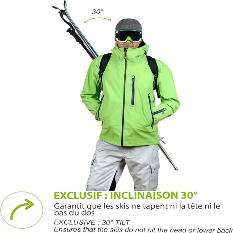 Laad afbeelding in Galerijviewer, Skiër in felgroen jasje met ski&#39;s over de schouder gehangen in een hoek van 30 graden, met handschoenen aan.
Productnaam: Skiback
