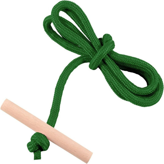 Groene sleeën vastgebonden in een paalvormige knoop naast een klein beige stokje.