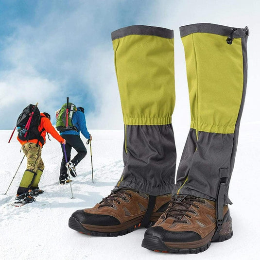 Een paar Ontdek het ultieme comfort en bescherming met onze sneeuwgamaschen voor volwassenen bovenop een afbeelding van drie wandelaars die door een besneeuwd landschap trekken.