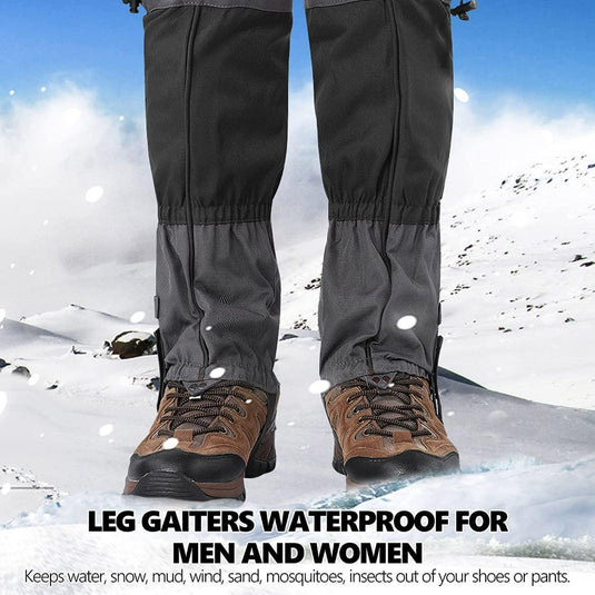 Close-up van benen die Ontdek het ultieme comfort en bescherming met onze sneeuw gamaschen voor volwassenen over wandelschoenen in een besneeuwd landschap, met tekst die de kenmerken van het product beschrijft.