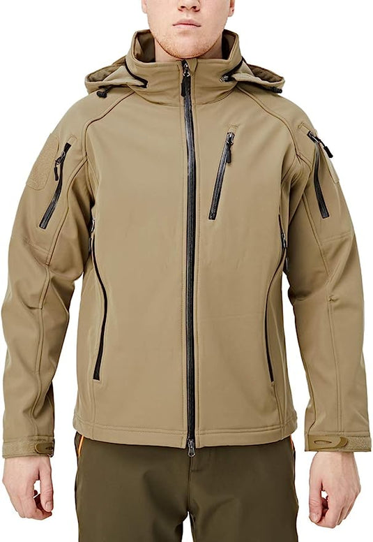 Man met een waterafstotende softshell-jas in een koud weer-bruine tactische jas met meerdere zakken met ritssluiting.