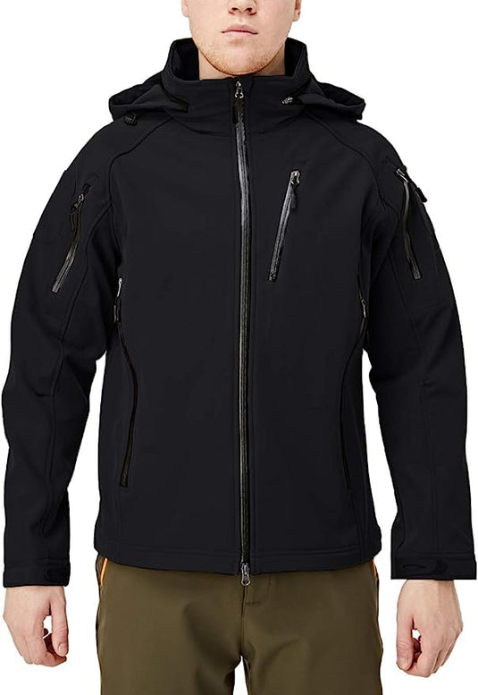 Man draagt een zwarte Blijf warm en droog in elke weersomstandigheid met de waterafstotende softshell-jas met meerdere zakken met ritssluiting.
