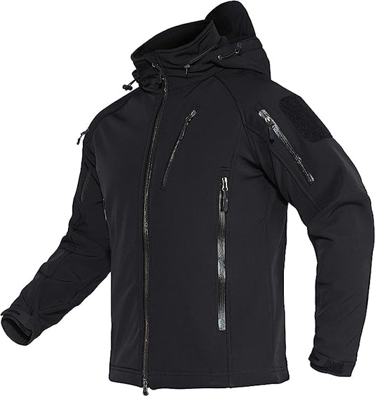 Blijf warm en droog in elke weersomstandigheid met de Waterafstotende Softshell Tactical Jacket met meerdere zichtbare zakken en een capuchon.