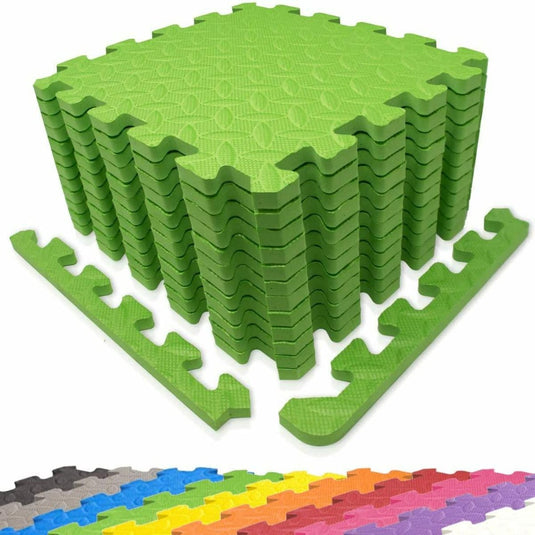 Stapel in elkaar grijpende puzzelmatten van groen schuim met hieronder weergegeven voorbeeldkleuren, met antislip en duurzame eigenschappen.