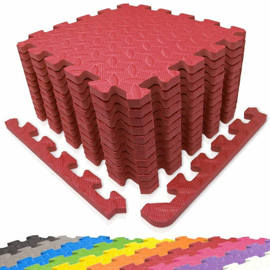 Een verzameling rode PUZZELMATTEN MET RANDSTUKKEN gerangschikt in een stapel, met soortgelijke matten in grijs en veelkleurig hieronder ter vergelijking.
