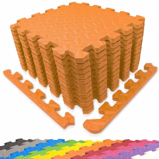 Stapel duurzame, slipvaste puzzelmatten met randstukken: de perfecte manier om je sportruimte te beschermen in verschillende kleuren, met een focus op een samengestelde oranje set.