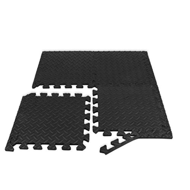 Laad afbeelding in Galerijviewer, Vier zwarte puzzelmatten met randstukken: de perfecte manier om uw sportschoolruimte te beschermen, gedeeltelijk gemonteerd op een witte achtergrond.
