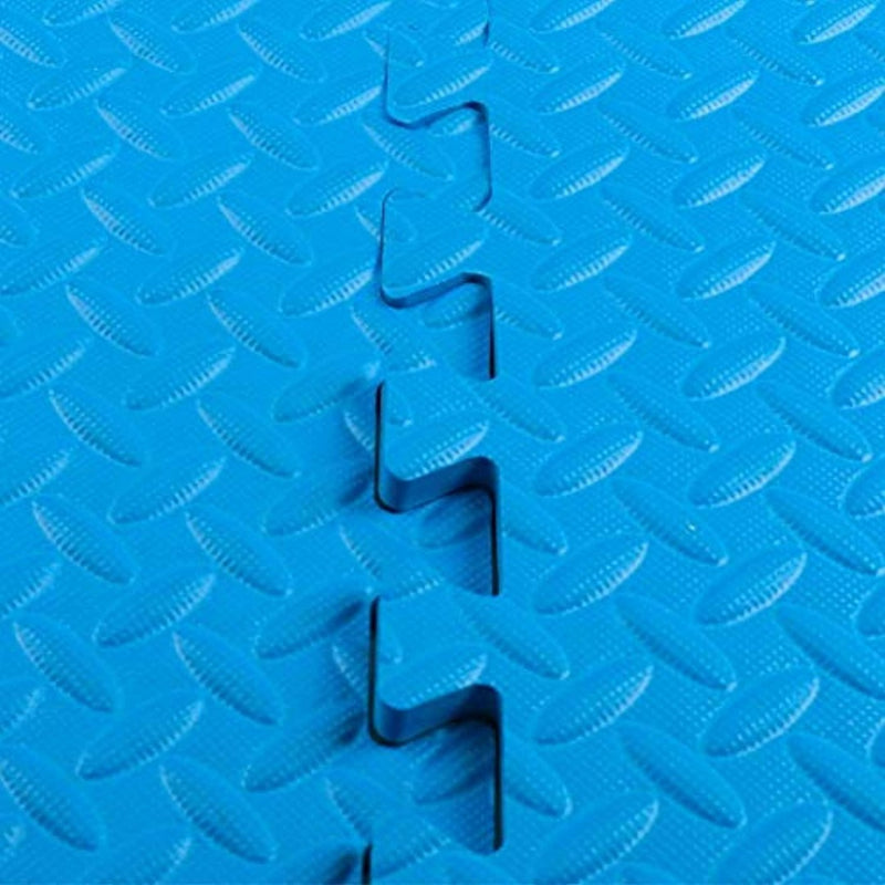 Laad afbeelding in Galerijviewer, Close-up van een blauwe, slipvaste puzzelmat met een diamantplaattextuur en randstukken: de perfecte manier om je sportruimte te beschermen.
