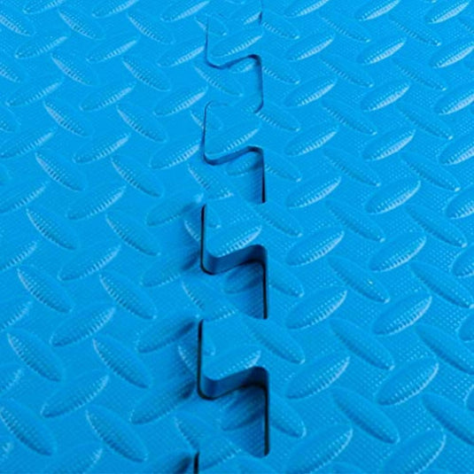 Close-up van een blauwe, slipvaste puzzelmat met een diamantplaattextuur en randstukken: de perfecte manier om je sportruimte te beschermen.