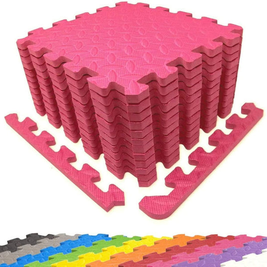Puzzelmatten met randstukken in het roze gestapeld in een piramidevorm, met extra kleuropties hieronder weergegeven. Deze antislippuzzelmatten bevatten randstukken voor extra duurzaamheid en veiligheid.