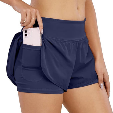 Vrouw die een smartphone toont, weggestopt in de zak van haar blauwe, vaste Sportbroek voor dames: comfortabel, krachtig en veelzijdig.